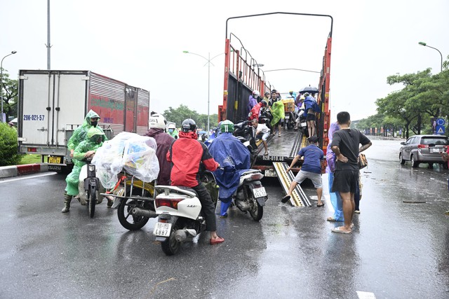 Hà Nội: Trời ngớt mưa nhưng vẫn còn hơn 100 điểm ngập, xe chết máy la liệt trên các phố- Ảnh 3.