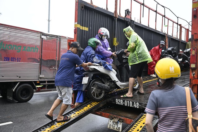 Hà Nội: Trời ngớt mưa nhưng vẫn còn hơn 100 điểm ngập, xe chết máy la liệt trên các phố- Ảnh 1.