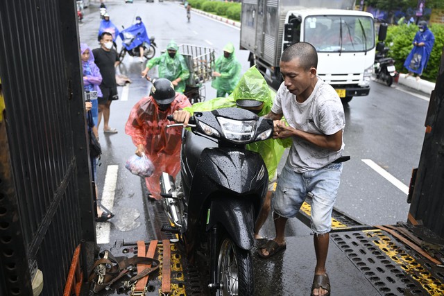 Hà Nội: Trời ngớt mưa nhưng vẫn còn hơn 100 điểm ngập, xe chết máy la liệt trên các phố- Ảnh 2.