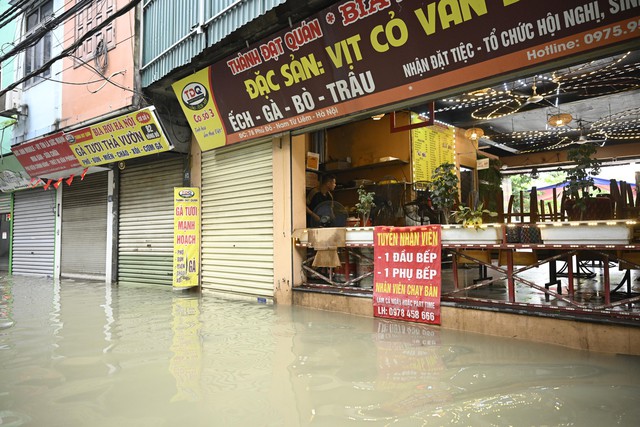 Hà Nội: Trời ngớt mưa nhưng vẫn còn hơn 100 điểm ngập, xe chết máy la liệt trên các phố- Ảnh 8.
