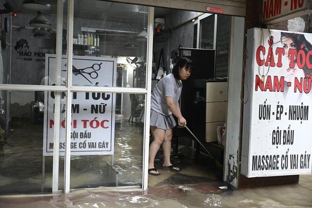 Hà Nội: Trời ngớt mưa nhưng vẫn còn hơn 100 điểm ngập, xe chết máy la liệt trên các phố- Ảnh 9.
