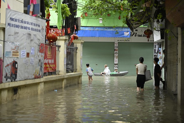 Hà Nội: Trời ngớt mưa nhưng vẫn còn hơn 100 điểm ngập, xe chết máy la liệt trên các phố- Ảnh 2.
