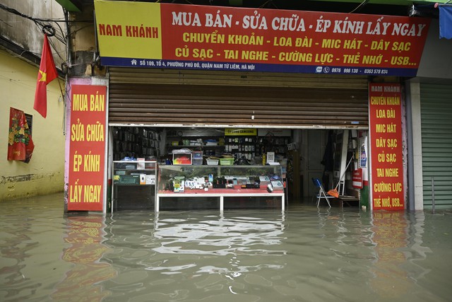 Hà Nội: Trời ngớt mưa nhưng vẫn còn hơn 100 điểm ngập, xe chết máy la liệt trên các phố- Ảnh 4.