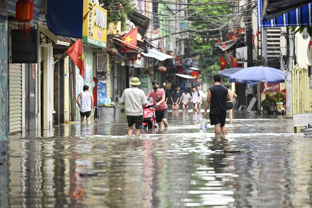 Hà Nội: Trời ngớt mưa nhưng vẫn còn hơn 100 điểm ngập, xe chết máy la liệt trên các phố- Ảnh 3.