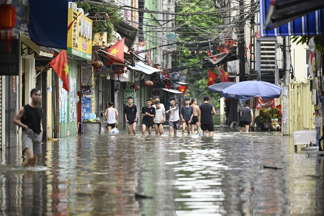 Hà Nội: Trời ngớt mưa nhưng vẫn còn hơn 100 điểm ngập, xe chết máy la liệt trên các phố- Ảnh 7.