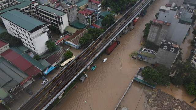 Hà Nội sáng 7/10: Mưa dữ dội gây ngập hơn 70 điểm, xe chết máy la liệt trên các phố- Ảnh 4.