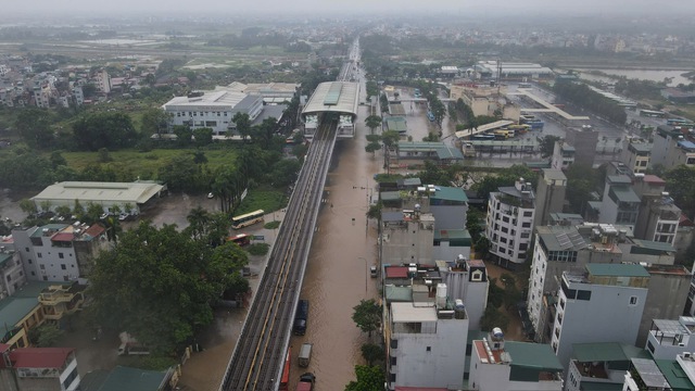 Hà Nội sáng 7/10: Mưa dữ dội gây ngập hơn 70 điểm, xe chết máy la liệt trên các phố- Ảnh 6.