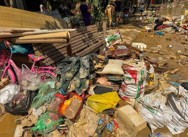 Người dân Thái Nguyên gồng mình dọn lại cuộc sống giữa bùn đất và nước ngập- Ảnh 13. Người dân Thái Nguyên gồng mình dọn lại cuộc sống giữa bùn đất và nước ngập- Ảnh 13.
