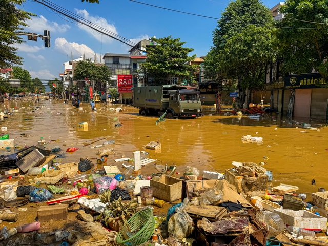 Người dân Thái Nguyên gồng mình dọn lại cuộc sống giữa bùn đất và nước ngập- Ảnh 14. Người dân Thái Nguyên gồng mình dọn lại cuộc sống giữa bùn đất và nước ngập- Ảnh 14.