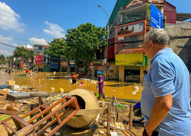 Người dân Thái Nguyên gồng mình dọn lại cuộc sống giữa bùn đất và nước ngập- Ảnh 27. Người dân Thái Nguyên gồng mình dọn lại cuộc sống giữa bùn đất và nước ngập- Ảnh 27.