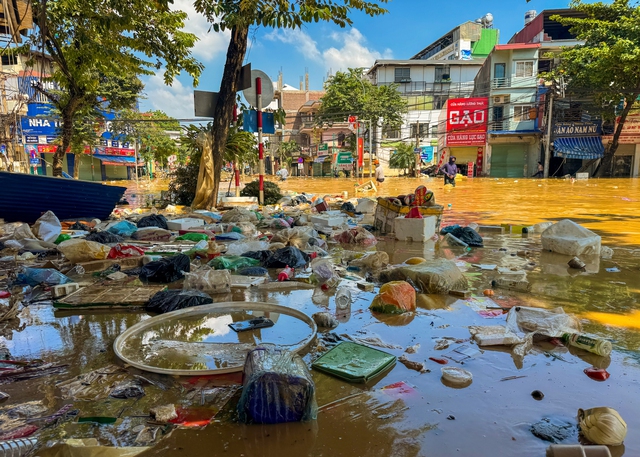 Người dân Thái Nguyên gồng mình dọn lại cuộc sống giữa bùn đất và nước ngập- Ảnh 15. Người dân Thái Nguyên gồng mình dọn lại cuộc sống giữa bùn đất và nước ngập- Ảnh 15.