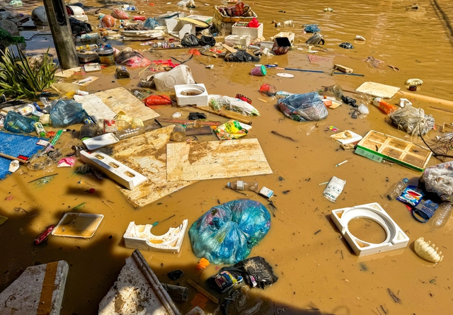 Người dân Thái Nguyên gồng mình dọn lại cuộc sống giữa bùn đất và nước ngập- Ảnh 16. Người dân Thái Nguyên gồng mình dọn lại cuộc sống giữa bùn đất và nước ngập- Ảnh 16.