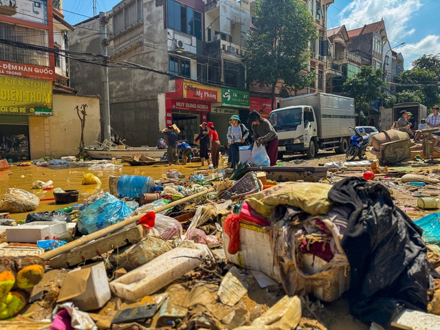 Người dân Thái Nguyên gồng mình dọn lại cuộc sống giữa bùn đất và nước ngập- Ảnh 20. Người dân Thái Nguyên gồng mình dọn lại cuộc sống giữa bùn đất và nước ngập- Ảnh 20.