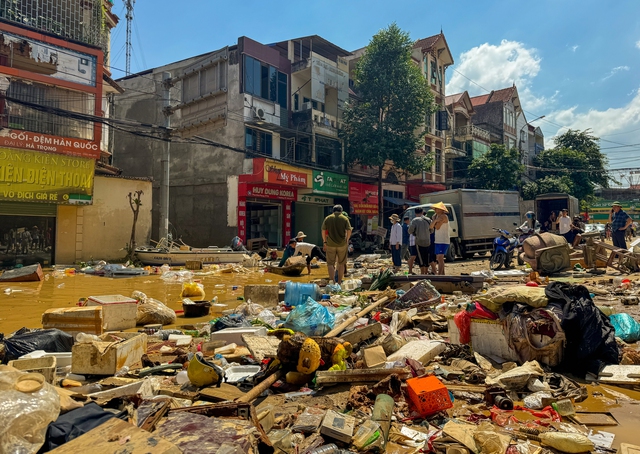 Người dân Thái Nguyên gồng mình dọn lại cuộc sống giữa bùn đất và nước ngập- Ảnh 21. Người dân Thái Nguyên gồng mình dọn lại cuộc sống giữa bùn đất và nước ngập- Ảnh 21.