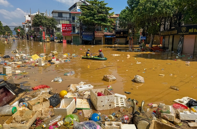 Người dân Thái Nguyên gồng mình dọn lại cuộc sống giữa bùn đất và nước ngập- Ảnh 22. Người dân Thái Nguyên gồng mình dọn lại cuộc sống giữa bùn đất và nước ngập- Ảnh 22.