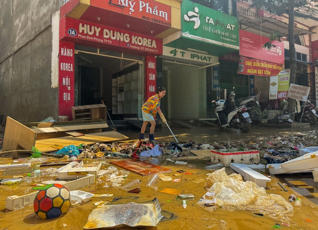 Người dân Thái Nguyên gồng mình dọn lại cuộc sống giữa bùn đất và nước ngập- Ảnh 24. Người dân Thái Nguyên gồng mình dọn lại cuộc sống giữa bùn đất và nước ngập- Ảnh 24.