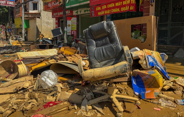 Người dân Thái Nguyên gồng mình dọn lại cuộc sống giữa bùn đất và nước ngập- Ảnh 25. Người dân Thái Nguyên gồng mình dọn lại cuộc sống giữa bùn đất và nước ngập- Ảnh 25.