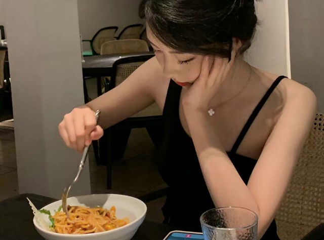 Người phụ nữ ung thư dạ dày rồi qua đời vì 3 việc nhiều người thích làm trước khi đi ngủ- Ảnh 3.