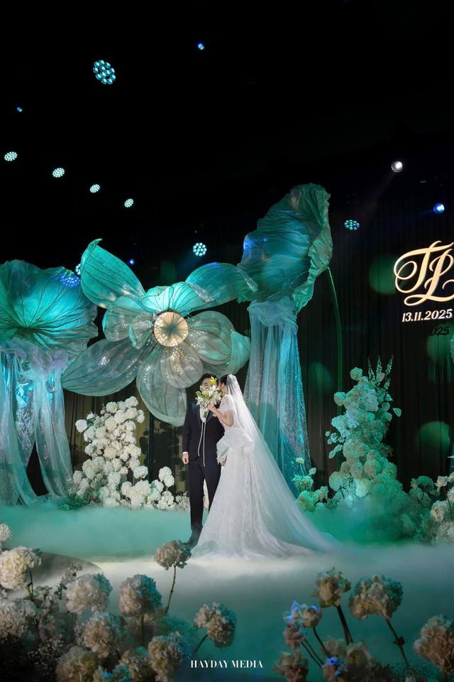 Đ&aacute;m cưới Hương Li&ecirc;n tại H&agrave; Nội: Ch&uacute; rể thiếu gia cuối c&ugrave;ng đ&atilde; lộ r&otilde; mặt, cặp đ&ocirc;i thực hiện nghi thức lạ!- Ảnh 3.