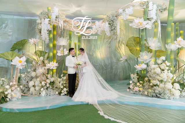 Đ&aacute;m cưới Hương Li&ecirc;n tại H&agrave; Nội: Ch&uacute; rể thiếu gia cuối c&ugrave;ng đ&atilde; lộ r&otilde; mặt, cặp đ&ocirc;i thực hiện nghi thức lạ!- Ảnh 11.