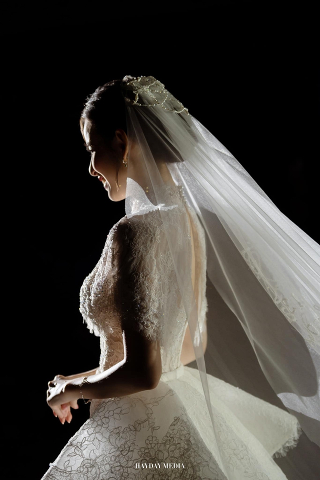 Đ&aacute;m cưới Hương Li&ecirc;n tại H&agrave; Nội: Ch&uacute; rể thiếu gia cuối c&ugrave;ng đ&atilde; lộ r&otilde; mặt, cặp đ&ocirc;i thực hiện nghi thức lạ!- Ảnh 1.