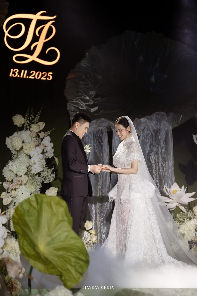 Đ&aacute;m cưới Hương Li&ecirc;n tại H&agrave; Nội: Ch&uacute; rể thiếu gia cuối c&ugrave;ng đ&atilde; lộ r&otilde; mặt, cặp đ&ocirc;i thực hiện nghi thức lạ!- Ảnh 4.