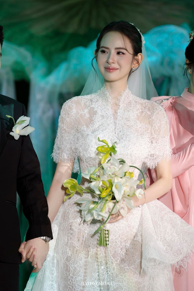 Đ&aacute;m cưới Hương Li&ecirc;n tại H&agrave; Nội: Ch&uacute; rể thiếu gia cuối c&ugrave;ng đ&atilde; lộ r&otilde; mặt, cặp đ&ocirc;i thực hiện nghi thức lạ!- Ảnh 6.