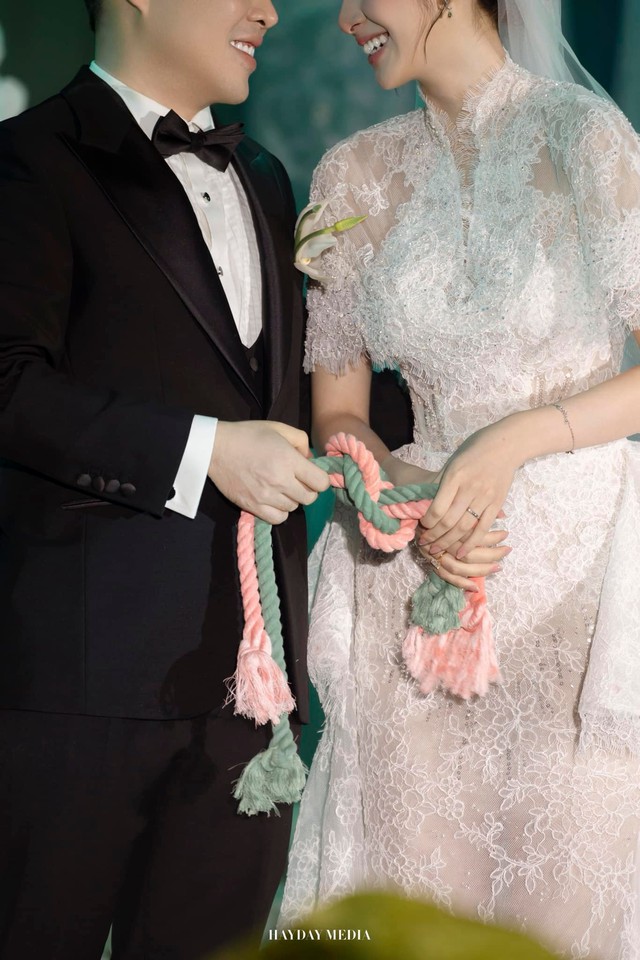 Đ&aacute;m cưới Hương Li&ecirc;n tại H&agrave; Nội: Ch&uacute; rể thiếu gia cuối c&ugrave;ng đ&atilde; lộ r&otilde; mặt, cặp đ&ocirc;i thực hiện nghi thức lạ!- Ảnh 5.