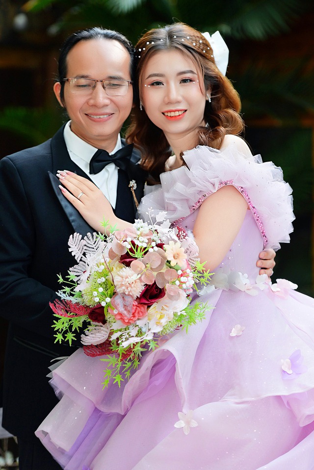 Cô gái xinh xắn lấy chồng khiếm thị hơn 18 tuổi, tiết lộ bất ngờ về cuộc nói chuyện với vợ cũ của chồng- Ảnh 3. Cô gái xinh xắn lấy chồng khiếm thị hơn 18 tuổi, tiết lộ bất ngờ về cuộc nói chuyện với vợ cũ của chồng- Ảnh 3.