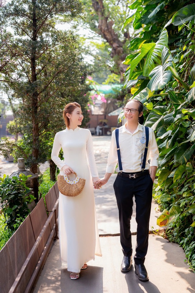 Cô gái xinh xắn lấy chồng khiếm thị hơn 18 tuổi, tiết lộ bất ngờ về cuộc nói chuyện với vợ cũ của chồng- Ảnh 1. Cô gái xinh xắn lấy chồng khiếm thị hơn 18 tuổi, tiết lộ bất ngờ về cuộc nói chuyện với vợ cũ của chồng- Ảnh 1.