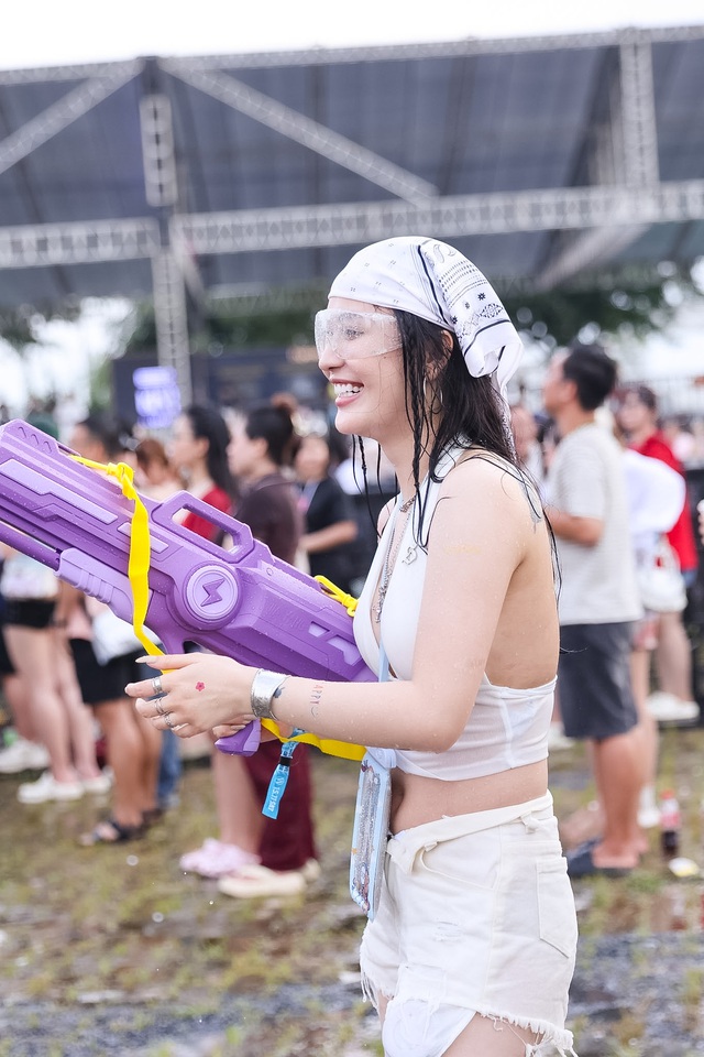 Cập nhật hội gái xinh HOT nhất lúc này: Sẵn sàng "ướt sũng" cùng Bi Rain, Dương Domic tối nay!!!- Ảnh 15. Cập nhật hội gái xinh HOT nhất lúc này: Sẵn sàng "ướt sũng" cùng Bi Rain, Dương Domic tối nay!!!- Ảnh 15.