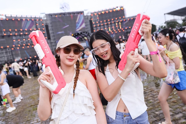 Cập nhật hội gái xinh HOT nhất lúc này: Sẵn sàng "ướt sũng" cùng Bi Rain, Dương Domic tối nay!!!- Ảnh 12. Cập nhật hội gái xinh HOT nhất lúc này: Sẵn sàng "ướt sũng" cùng Bi Rain, Dương Domic tối nay!!!- Ảnh 12.