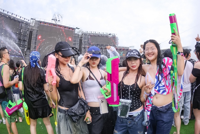 Cập nhật hội gái xinh HOT nhất lúc này: Sẵn sàng "ướt sũng" cùng Bi Rain, Dương Domic tối nay!!!- Ảnh 10. Cập nhật hội gái xinh HOT nhất lúc này: Sẵn sàng "ướt sũng" cùng Bi Rain, Dương Domic tối nay!!!- Ảnh 10.