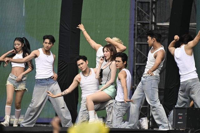 NGAY LÚC NÀY: MIN xuất hiện khiến sân khấu WATERBOMB “nổ tung”, hàng nghìn khán giả ướt sũng vì màn phun nước cực đã!- Ảnh 3. NGAY LÚC NÀY: MIN xuất hiện khiến sân khấu WATERBOMB “nổ tung”, hàng nghìn khán giả ướt sũng vì màn phun nước cực đã!- Ảnh 3.