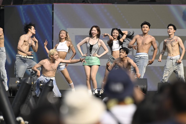 NGAY LÚC NÀY: MIN xuất hiện khiến sân khấu WATERBOMB “nổ tung”, hàng nghìn khán giả ướt sũng vì màn phun nước cực đã!- Ảnh 1. NGAY LÚC NÀY: MIN xuất hiện khiến sân khấu WATERBOMB “nổ tung”, hàng nghìn khán giả ướt sũng vì màn phun nước cực đã!- Ảnh 1.