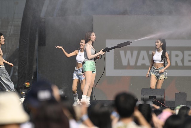 NGAY LÚC NÀY: MIN xuất hiện khiến sân khấu WATERBOMB “nổ tung”, hàng nghìn khán giả ướt sũng vì màn phun nước cực đã!- Ảnh 6. NGAY LÚC NÀY: MIN xuất hiện khiến sân khấu WATERBOMB “nổ tung”, hàng nghìn khán giả ướt sũng vì màn phun nước cực đã!- Ảnh 6.
