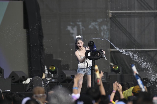 Bi Rain g&acirc;y cho&aacute;ng to&agrave;n tập với cơ bụng 6 m&uacute;i cực phẩm, HIEUTHUHAI c&ugrave;ng d&agrave;n sao "quẩy" tưng bừng đại tiệc WATERBOMB 2025 D-1- Ảnh 37.