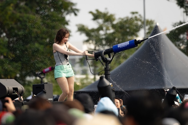 NGAY LÚC NÀY: MIN xuất hiện khiến sân khấu WATERBOMB “nổ tung”, hàng nghìn khán giả ướt sũng vì màn phun nước cực đã!- Ảnh 5. NGAY LÚC NÀY: MIN xuất hiện khiến sân khấu WATERBOMB “nổ tung”, hàng nghìn khán giả ướt sũng vì màn phun nước cực đã!- Ảnh 5.