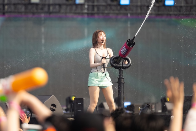 NGAY LÚC NÀY: MIN xuất hiện khiến sân khấu WATERBOMB “nổ tung”, hàng nghìn khán giả ướt sũng vì màn phun nước cực đã!- Ảnh 4. NGAY LÚC NÀY: MIN xuất hiện khiến sân khấu WATERBOMB “nổ tung”, hàng nghìn khán giả ướt sũng vì màn phun nước cực đã!- Ảnh 4.