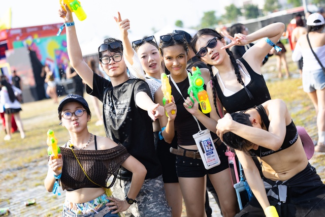 Cập nhật hội gái xinh HOT nhất lúc này: Sẵn sàng "ướt sũng" cùng Bi Rain, Dương Domic tối nay!!!- Ảnh 14. Cập nhật hội gái xinh HOT nhất lúc này: Sẵn sàng "ướt sũng" cùng Bi Rain, Dương Domic tối nay!!!- Ảnh 14.