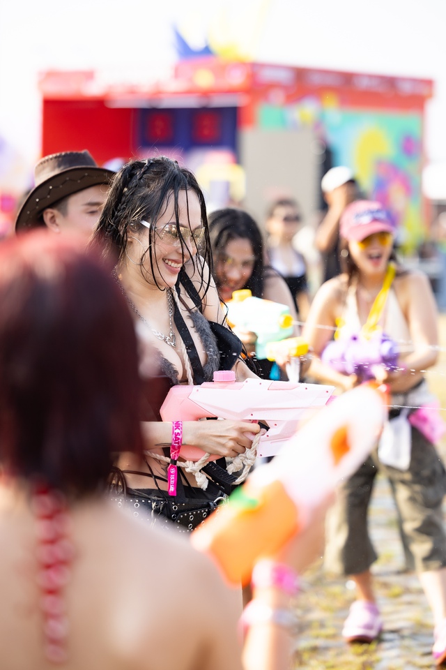 Cập nhật hội gái xinh HOT nhất lúc này: Sẵn sàng "ướt sũng" cùng Bi Rain, Dương Domic tối nay!!!- Ảnh 13. Cập nhật hội gái xinh HOT nhất lúc này: Sẵn sàng "ướt sũng" cùng Bi Rain, Dương Domic tối nay!!!- Ảnh 13.