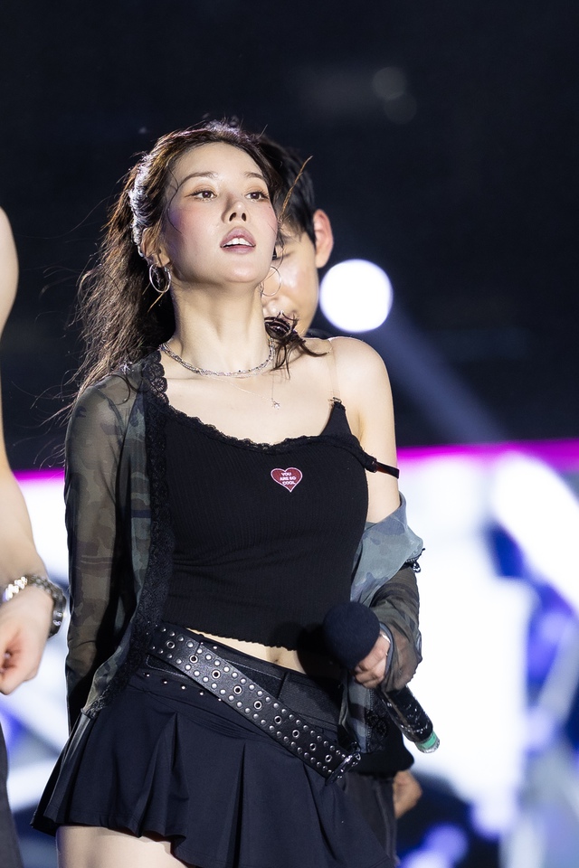 Bi Rain g&acirc;y cho&aacute;ng to&agrave;n tập với cơ bụng 6 m&uacute;i cực phẩm, HIEUTHUHAI c&ugrave;ng d&agrave;n sao "quẩy" tưng bừng đại tiệc WATERBOMB 2025 D-1- Ảnh 56.