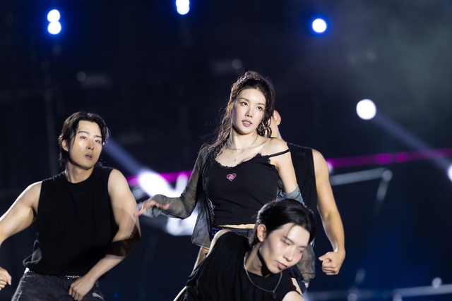 Bi Rain g&acirc;y cho&aacute;ng to&agrave;n tập với cơ bụng 6 m&uacute;i cực phẩm, HIEUTHUHAI c&ugrave;ng d&agrave;n sao "quẩy" tưng bừng đại tiệc WATERBOMB 2025 D-1- Ảnh 55.