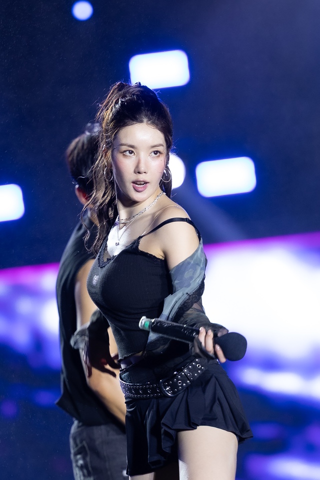 Bi Rain g&acirc;y cho&aacute;ng to&agrave;n tập với cơ bụng 6 m&uacute;i cực phẩm, HIEUTHUHAI c&ugrave;ng d&agrave;n sao "quẩy" tưng bừng đại tiệc WATERBOMB 2025 D-1- Ảnh 51.