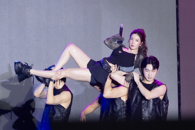 Bi Rain g&acirc;y cho&aacute;ng to&agrave;n tập với cơ bụng 6 m&uacute;i cực phẩm, HIEUTHUHAI c&ugrave;ng d&agrave;n sao "quẩy" tưng bừng đại tiệc WATERBOMB 2025 D-1- Ảnh 52.