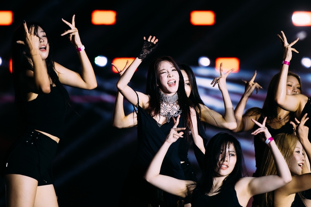 Bi Rain g&acirc;y cho&aacute;ng to&agrave;n tập với cơ bụng 6 m&uacute;i cực phẩm, HIEUTHUHAI c&ugrave;ng d&agrave;n sao "quẩy" tưng bừng đại tiệc WATERBOMB 2025 D-1- Ảnh 66.