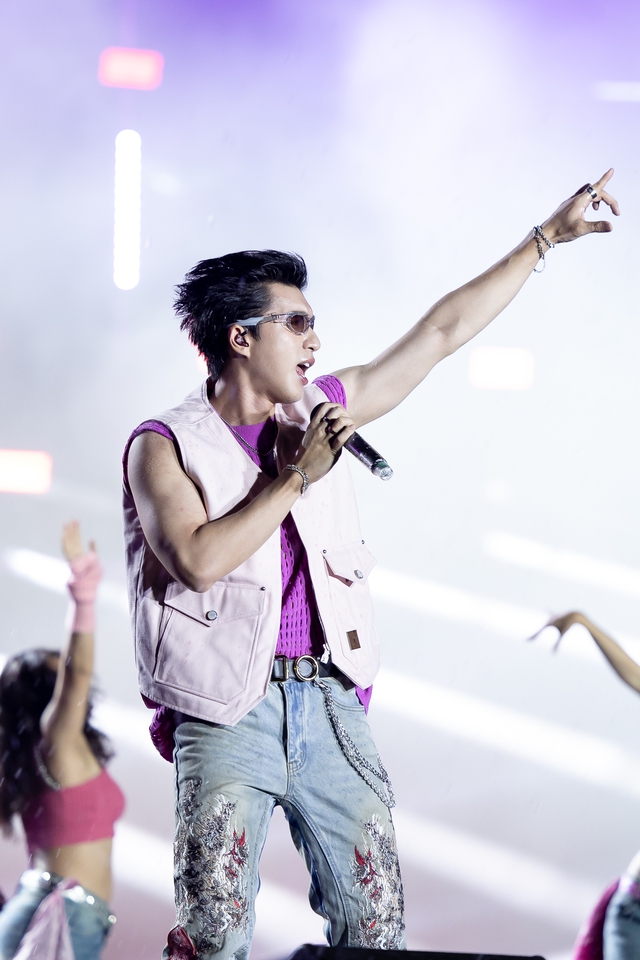 Bi Rain g&acirc;y cho&aacute;ng to&agrave;n tập với cơ bụng 6 m&uacute;i cực phẩm, HIEUTHUHAI c&ugrave;ng d&agrave;n sao "quẩy" tưng bừng đại tiệc WATERBOMB 2025 D-1- Ảnh 74.