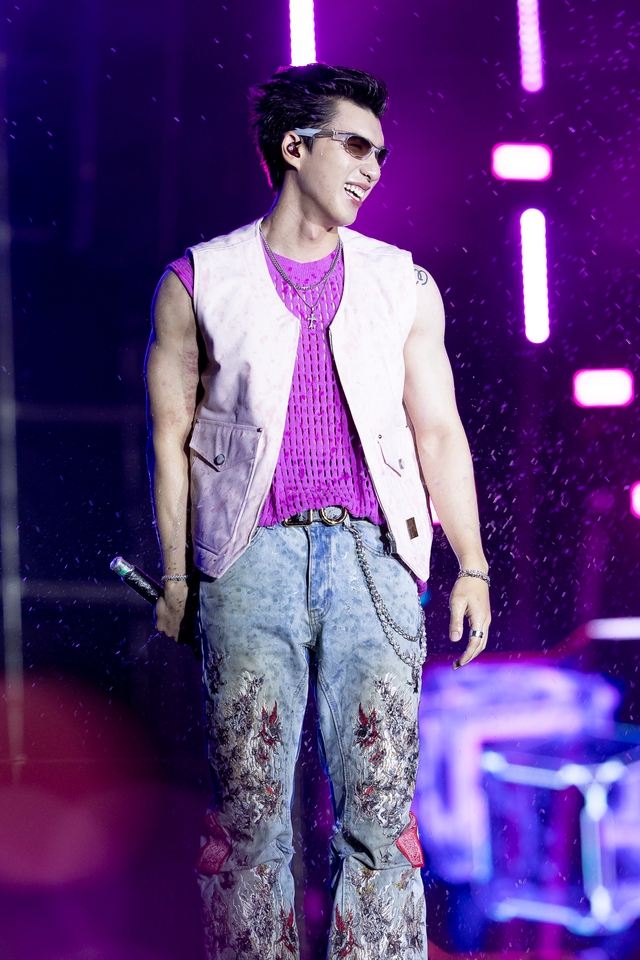 Bi Rain g&acirc;y cho&aacute;ng to&agrave;n tập với cơ bụng 6 m&uacute;i cực phẩm, HIEUTHUHAI c&ugrave;ng d&agrave;n sao "quẩy" tưng bừng đại tiệc WATERBOMB 2025 D-1- Ảnh 75.