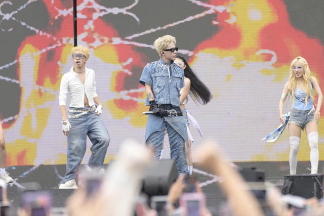 Quang Hùng MasterD xuất hiện đốt cháy WATERBOMB, trời đổ mưa nhưng bữa tiệc nhạc nước nóng lên từng phút- Ảnh 8. Quang Hùng MasterD xuất hiện đốt cháy WATERBOMB, trời đổ mưa nhưng bữa tiệc nhạc nước nóng lên từng phút- Ảnh 8.