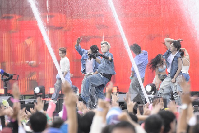 Quang Hùng MasterD xuất hiện đốt cháy WATERBOMB, trời đổ mưa nhưng bữa tiệc nhạc nước nóng lên từng phút- Ảnh 7. Quang Hùng MasterD xuất hiện đốt cháy WATERBOMB, trời đổ mưa nhưng bữa tiệc nhạc nước nóng lên từng phút- Ảnh 7.